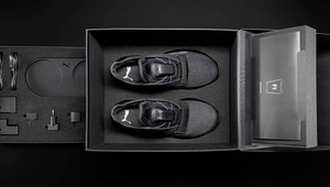 Lewis Hamilton sa blysol samošnurovacími inteligentnými topánkami značky Puma