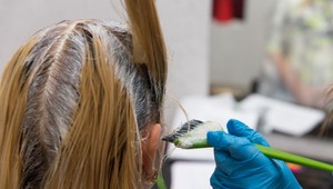 Expert na vlasy prezradil, akú chybu pri farbení ženy najčastejšie robia: TOTO vám pridá aj 10 rokov!