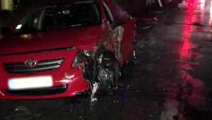 Šofér auta nemal v noci zapnuté svetlá. Čelne do neho narazila protiidúca vodička