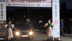 Má iba osem rokov, vodičský nemá, ale už jazdí rely. Odpadávajú z neho aj profesionálni pretekári