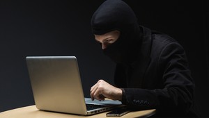 Pozor na kybernetické útoky či phishing. V tomto období sa s podvodníkmi roztrhlo vrece