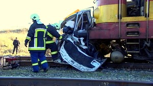 VIDEO: Auto sa zaseklo na koľajniciach, vrazil doňho vlak