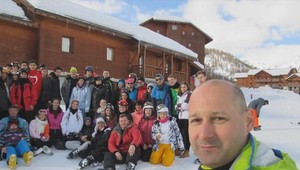 Učiteľ zachránil cudzie deti z horiaceho autobusu, syn s dcérou uhoreli