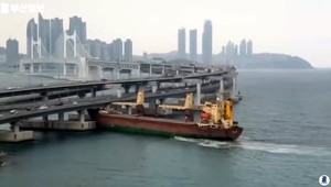 Alkohol či neznalosť jazyka. Kapitán vybúral nákladnou loďou päťmetrovú dieru do diaľničného mosta