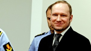 Anders Breivik žaluje Nórsko. Nepáčia sa mu podmienky väzenia