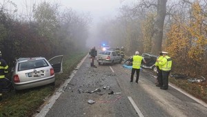 Smrteľná nehoda pri Pezinku. Vodič v hmle predbiehal, čelne sa zrazil s autom