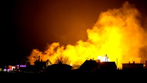 Požiar dediny. Hasičom sa podarilo skrotiť plamene