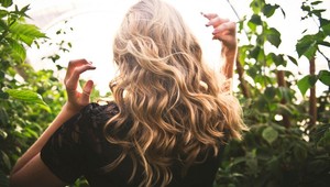 Trápia vás mastné vlasy, padajú vám a sú bez života? Táto rastlina s nimi dokáže zázraky!