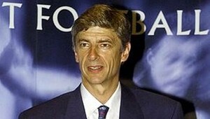 Wenger predĺžil zmluvu s Arsenalom o tri roky