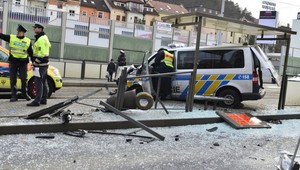 Policajné auto narazilo do zastávky plnej ľudí