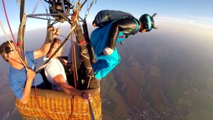 Kĺže sa po vzduchu v rýchlosti až 300 kilometrov za hodinu. Slovák dobrovoľne skáče z balónov