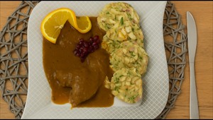 Divinové mäso na divinovej omáčke s domácim knedlíkom