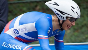 Do cyklistického pelotónu vrazilo auto, zranený Slovák Schwabik