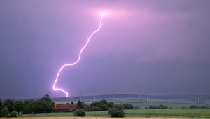 Na Slovensko dorazia supercelárne búrky. Platia zvýšené výstrahy