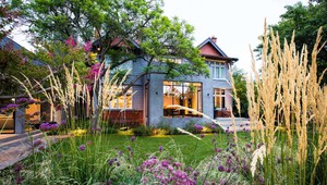 Historickú vilu obklopuje moderná záhrada: Nechýba vonkajšia kuchyňa a pec na pizzu