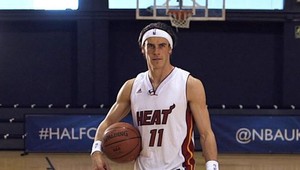 Bale basketbalista! Od polovice ihriska trafil tri z piatich pokusov