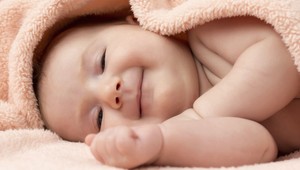 Austrálsky pár, ktorý stratil tri deti pádom lietadla na Ukrajine, má novú dcéru