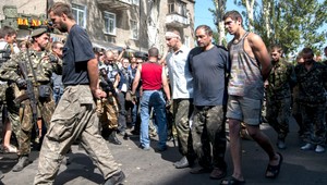 Ukrajinskí vojaci bojujú s ruskou kolónou, stoja proti desiatkam tankov