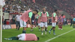 Derby Olympiakosu s Panathinaikosom nedohrali po zásahu hráča svetlicou