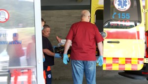 Tragédia v paneláku: Pobodaná dcéra zraneniam podľahla, otca našli obeseného v pivnici