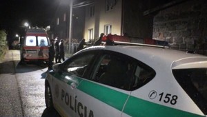 Policajní vyjednávači zasahovali na ulici plnej rodinných domov. Mladík nožom ohrozoval seba aj ostatných