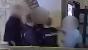 Profesionálny vojak mal po hádke napadnúť policajtov. Incident zachytila kamera