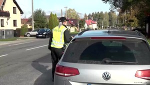 Dvaja vodiči pod vplyvom alkoholu: Jeden sa autom rútil na policajta, druhý jazdil z jednej strany na druhú