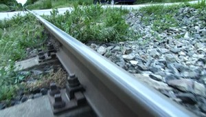 Osemročný chlapec prežil zázrakom: Pri hraní sa na kolobežke skončil na železničnom priecestí