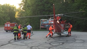 Na Pezinskej Babe narazil motorkár do dvoch áut, zasahoval vrtuľník