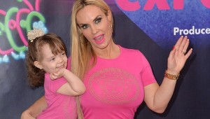 Kritika prsnatej star: Provokujúce outfity zladené s dcérou sa ľuďom nepáčia