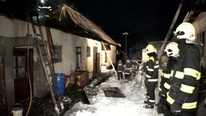 Veľký požiar v Sáse. Nad ránom začala horieť strecha na dome