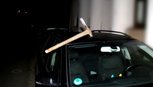 Muž si našiel v streche auta zapichnutý krompáč