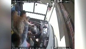 VIDEO: Autobus spadol z mosta do rieky. Cestujúca sa pohádala so šoférom