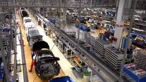 Čipy potrápia automobilky dlhšie ako čakali. Dokedy predpokladajú problémy s výrobou?