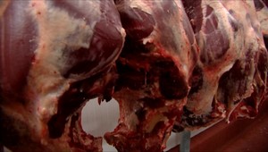 Slovensko má na pultoch najdrahšie mäso z krajín V4