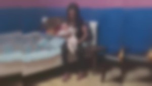 Matka hádzala bábätkom o posteľ a udierala ho po hlave. Prípad rieši polícia