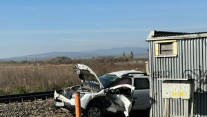 Na trati vo Valalikoch sa zrazil vlak s osobným autom