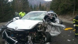 Dopravná nehoda ochromila hlavný ťah na Donovaly. Hasiči museli vyslobodzovať vodiča