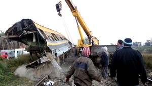 V Egypte sa vykoľajil vlak. 19 mŕtvych, 105 zranených