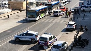 Auto nabúralo do dvoch zastávok. Najmenej jeden človek je mŕtvy