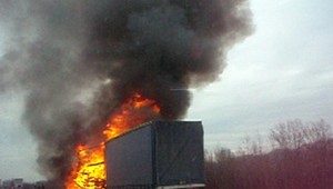 Na diaľnici pri Nemšovej horel kamión