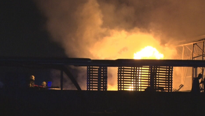 Obrovský požiar v Novákoch. V noci zasahovalo až 40 hasičov