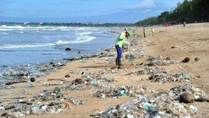 Holandský študent vymyslel jedinečný systém. Z oceánu odstráni až 90 % plastov