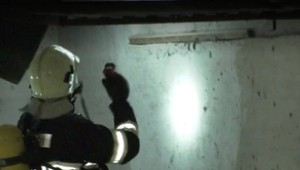 Šokujúci nález v garáži. Pre podozrivé ampulky na miesto dorazili záchranári