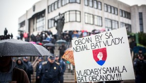 Protest proti politikom v Bratislave sa zvrhol na vandalizmus