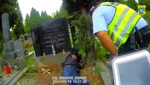 Netradičný policajný zásah. Muž zaspal na hrobe