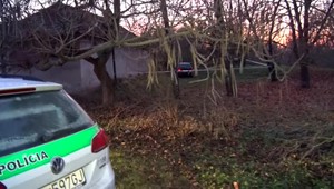 Polícia pri Nitre vytiahla zbraň na unikajúce auto. Nasledovala pátracia akcia