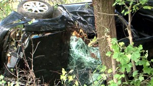 Manželia s deťmi vyleteli s autom z cesty, zastavil ich až strom