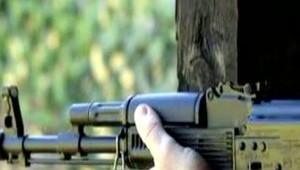 Na policajtov vytiahol samopal a začal strieľať