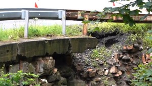 Gelničania tŕpnu po každej väčšej búrke. Vody im podmýva cestu, čakajú, kedy sa rozpadne